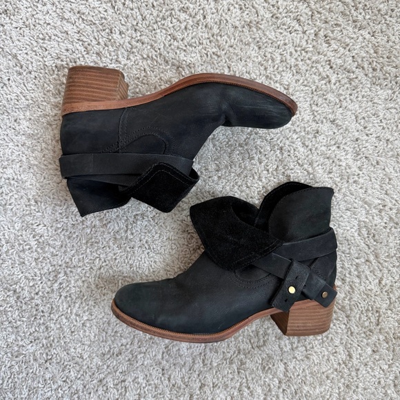 UGG Shoes - UGG Elora Suede Ankle Boots Size 7.5
